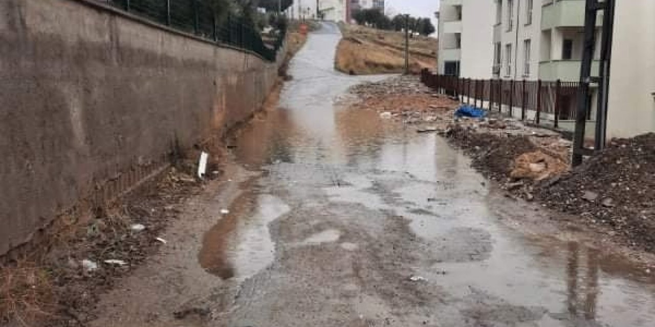 Apartman sakinleri biriken yağmur sularından tedirgin