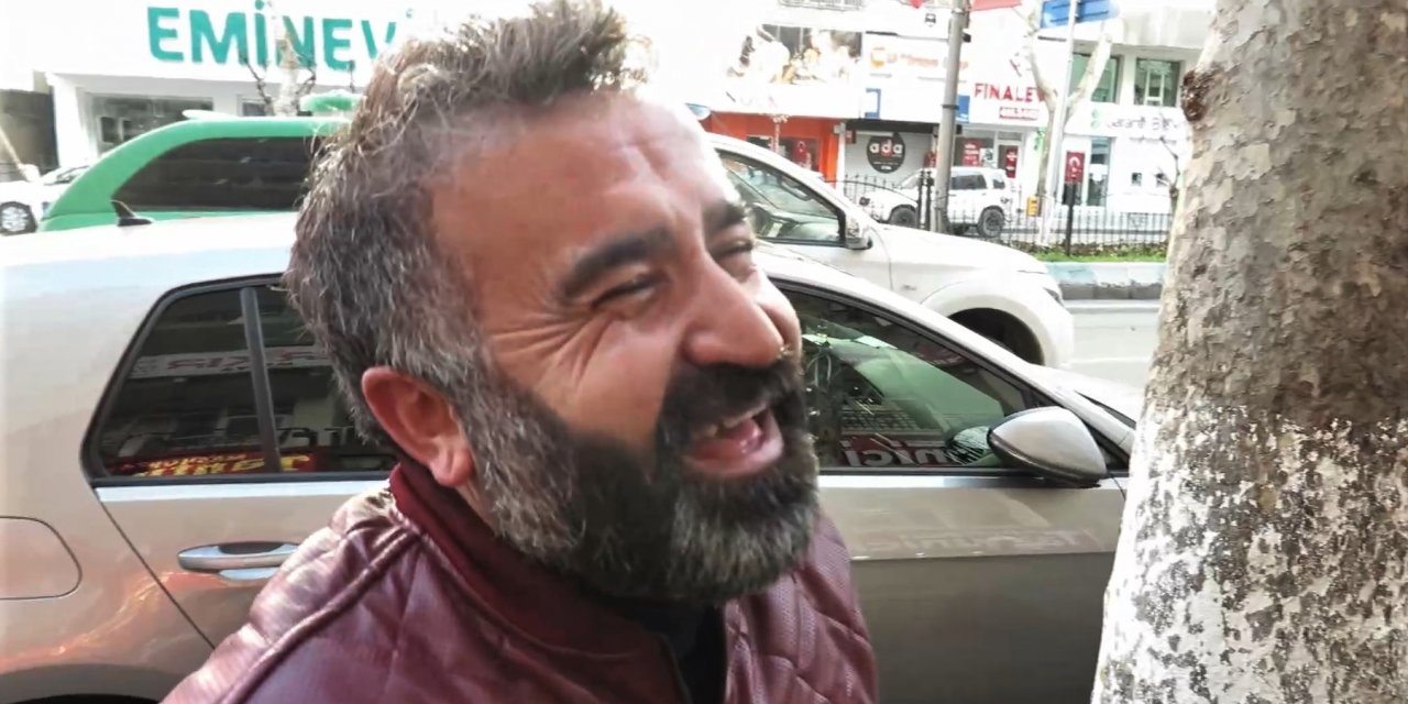 Gülmekten kendini alamıyor