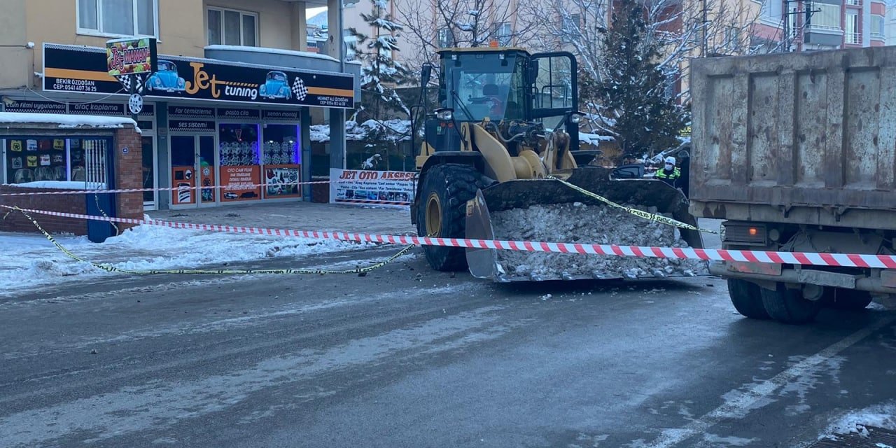 Kar temizleyen iş makinesine çarpan sürücü hayatını kaybetti
