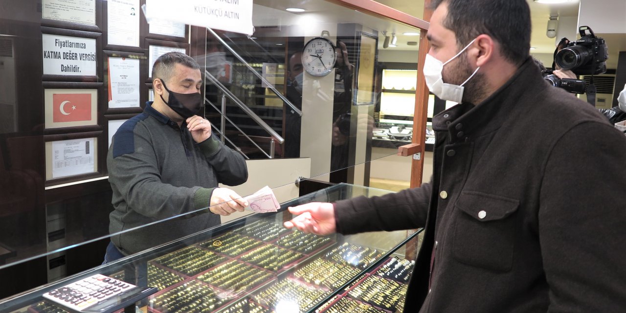 Kendisine fazla ödenen parayı işyerine iade etti