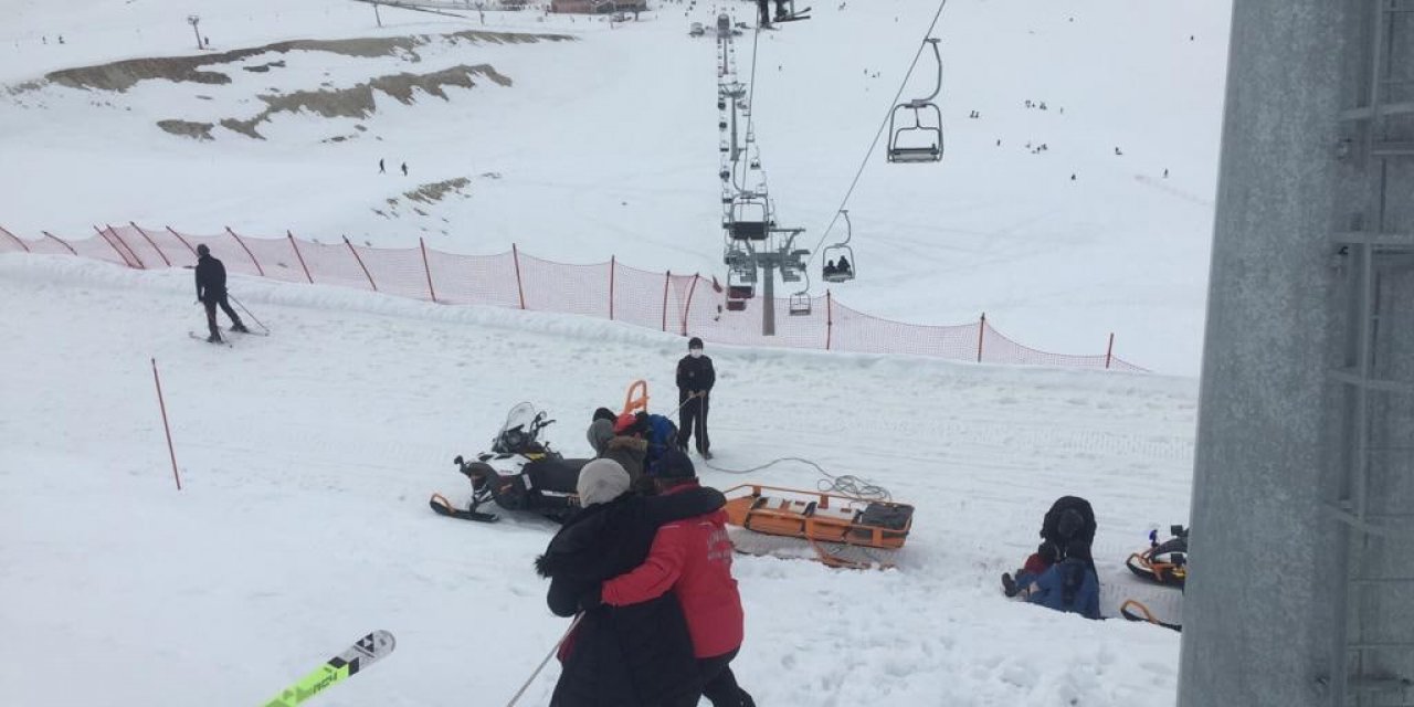 Karda mahsur kalan insanları jandarma ekipleri kurtardı