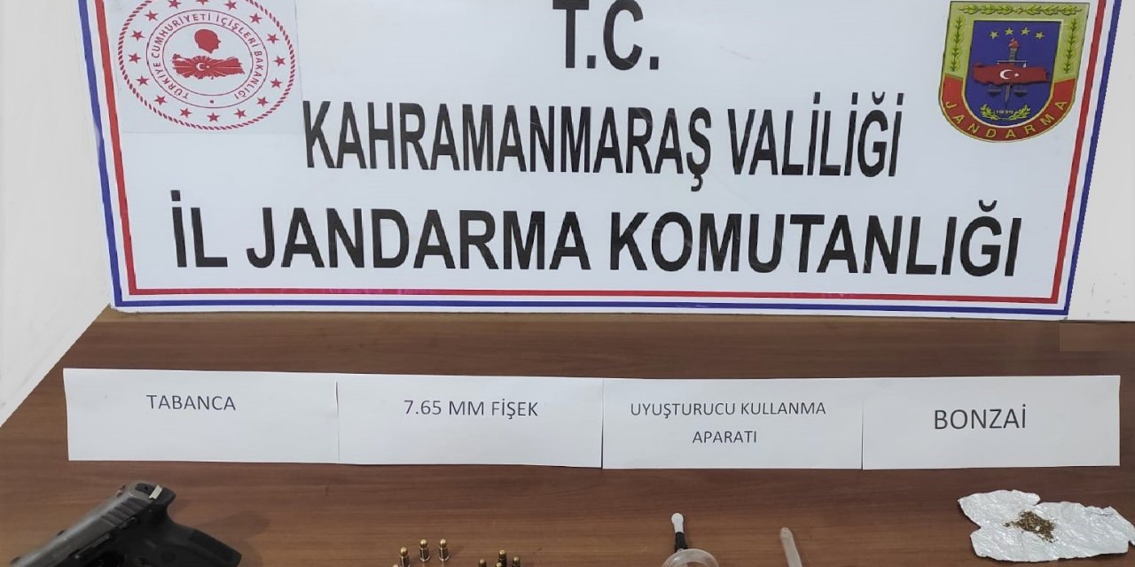 Şüphe üzerine durdurulan otomobilde tabanca ile uyuşturucu bulundu