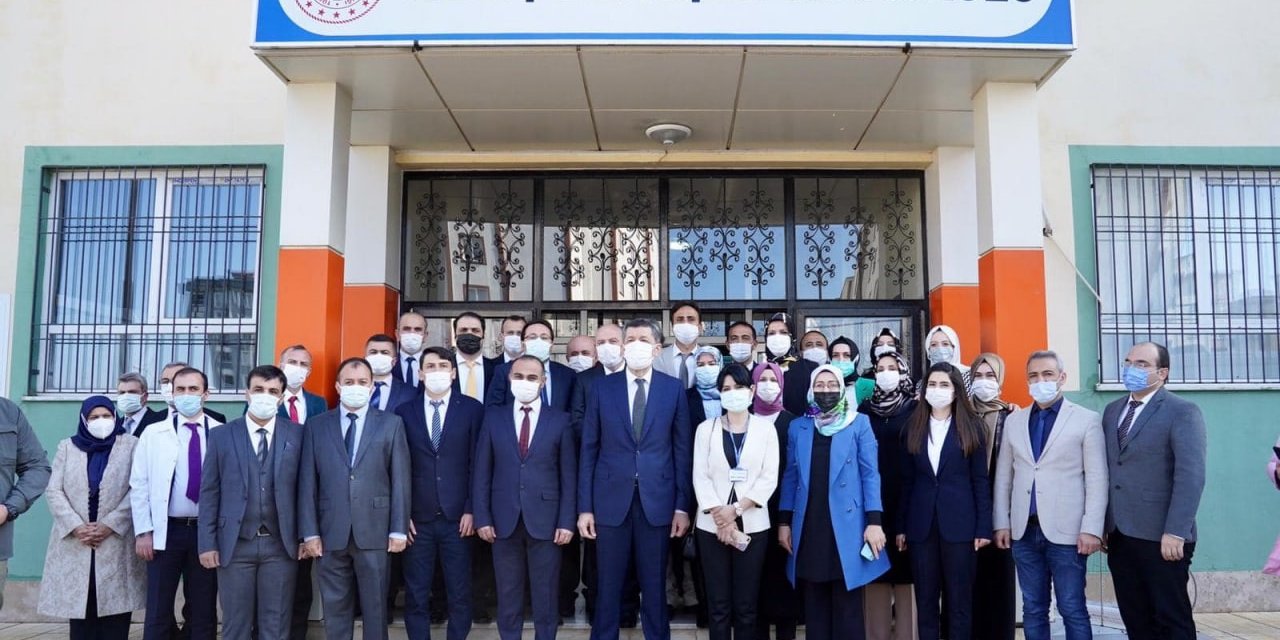 Bakan Selçuk, 20 okulun açılışını yaptı