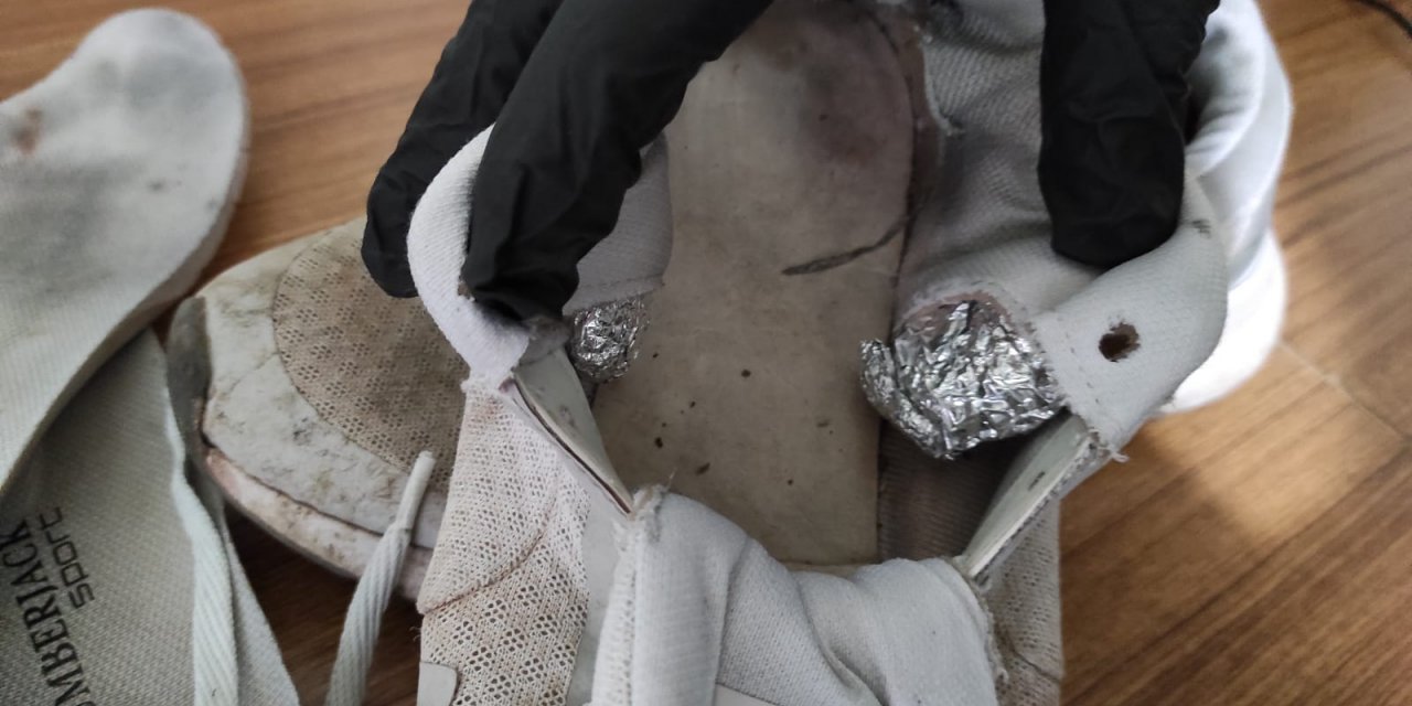 Yolcunun ayakkabısından uyuşturucu çıktı