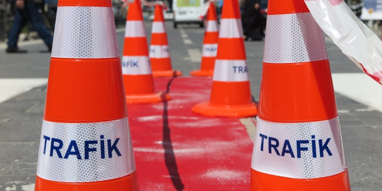 Kahramanmaraş’ta yaya geçitleri kıpkırmızı oldu