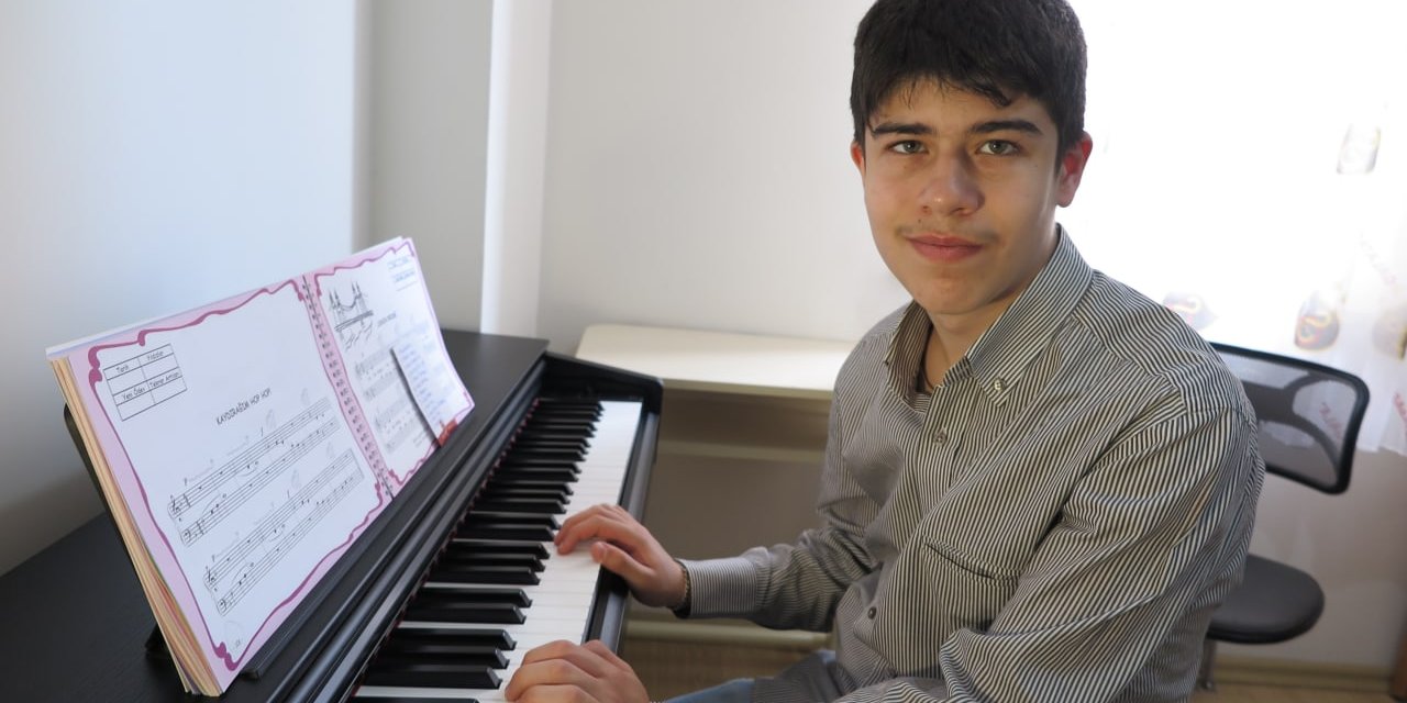 Özel çocuktan yaya geçidinde piyanolu özel mesaj