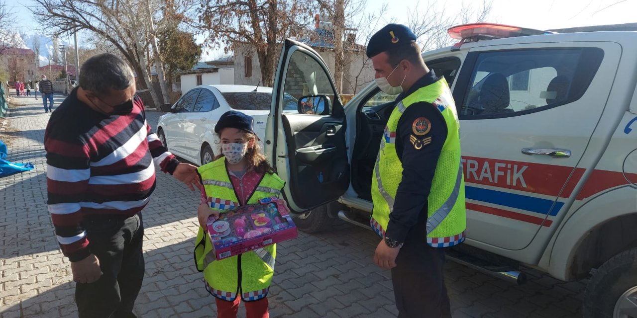 Otizmli Nida jandarma ekiplerini asker selamıyla karşıladı