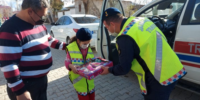 Otizmli Nida jandarma ekiplerini asker selamıyla karşıladı