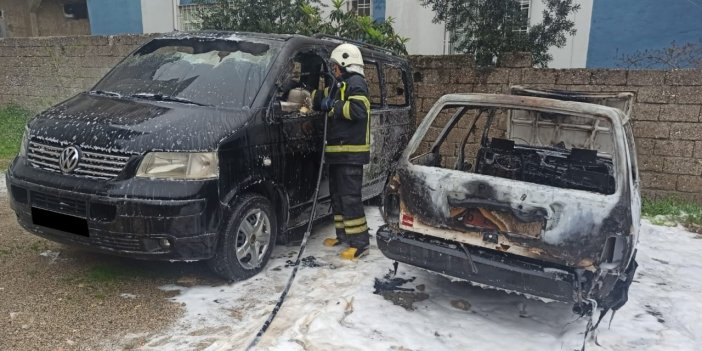 Çocukların oyunu park halindeki 2 aracı yaktı