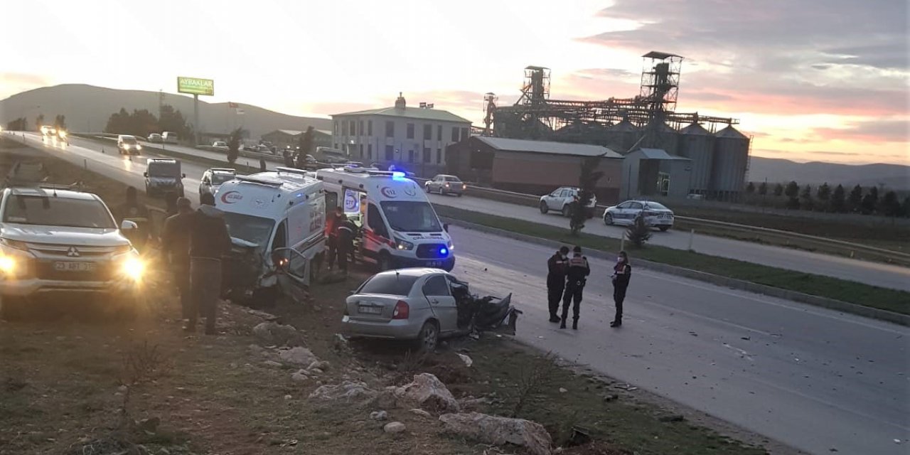 Ambulans ile otomobil çarpıştı ölü ve yaralılar var