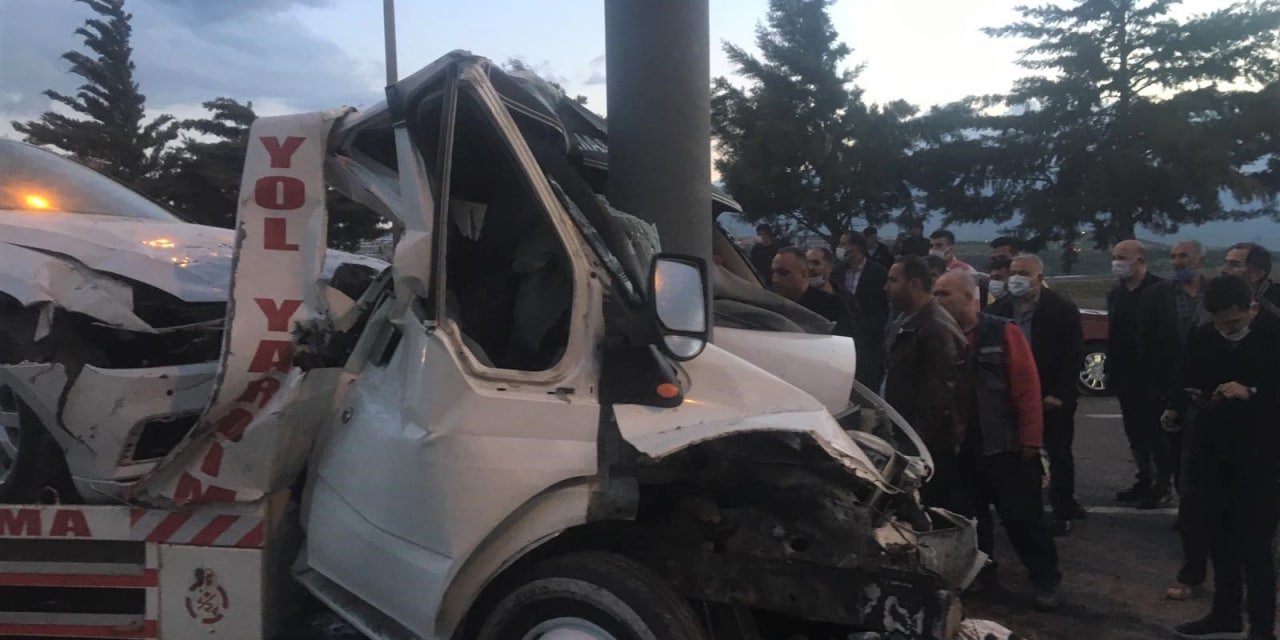 Kahramanmaraş’ta oto çekicisi beton direğe ok gibi saplandı: 1 ölü