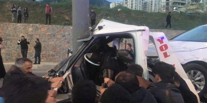 Kahramanmaraş’ta oto çekicisi beton direğe ok gibi saplandı: 1 ölü