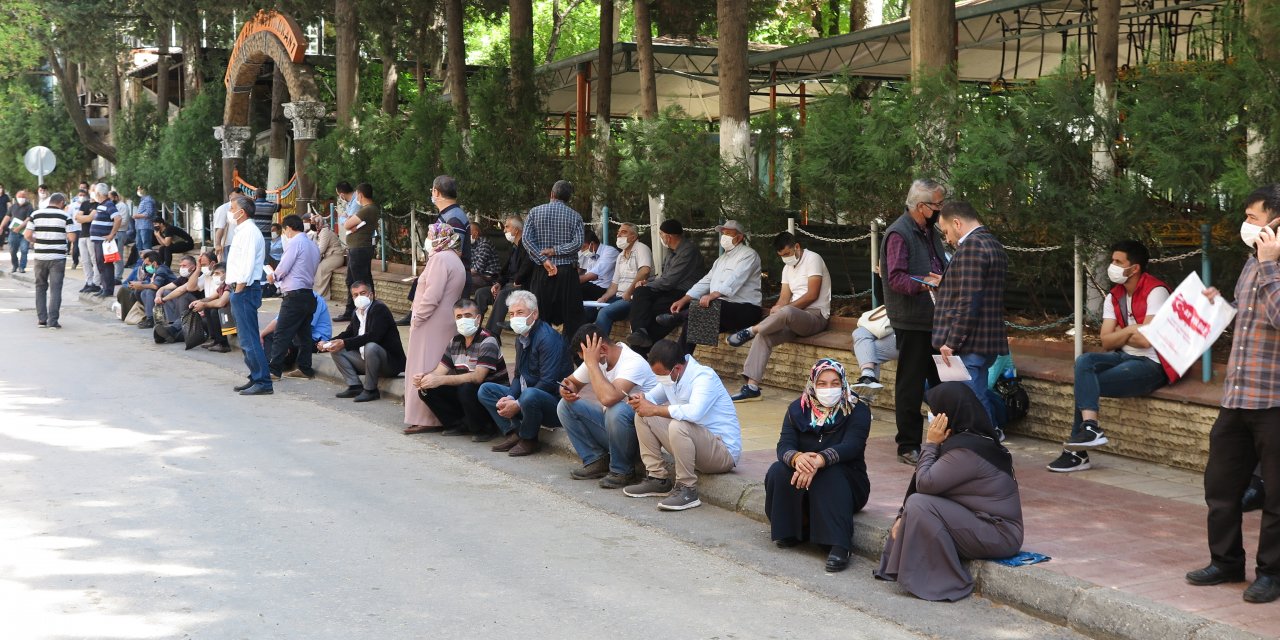 Kahramanmaraş’ta çiftçi belge kuyruğunda korona virüsü unuttular