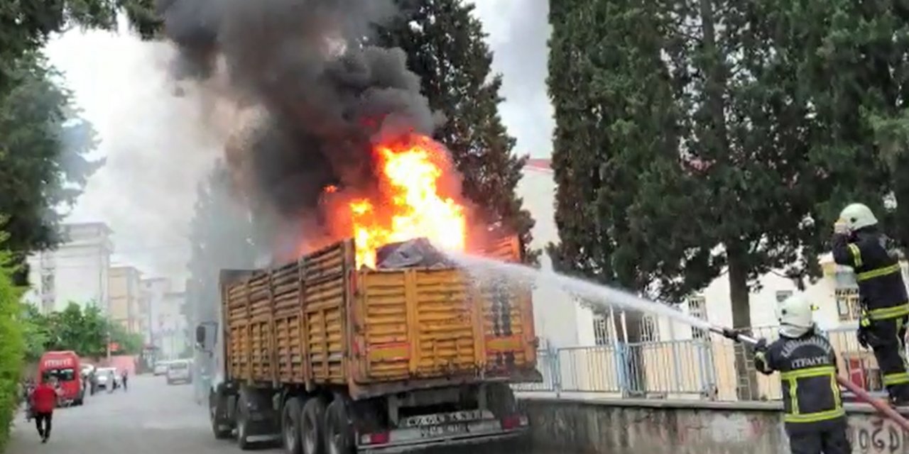 Kahramanmaraş’ta atık yüklü tır dorsesi yandı