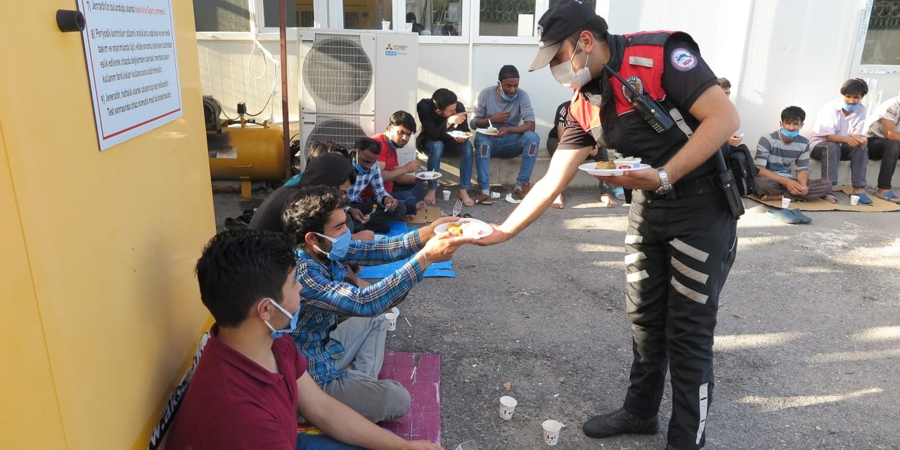 Türk polisinden insanlık dersi