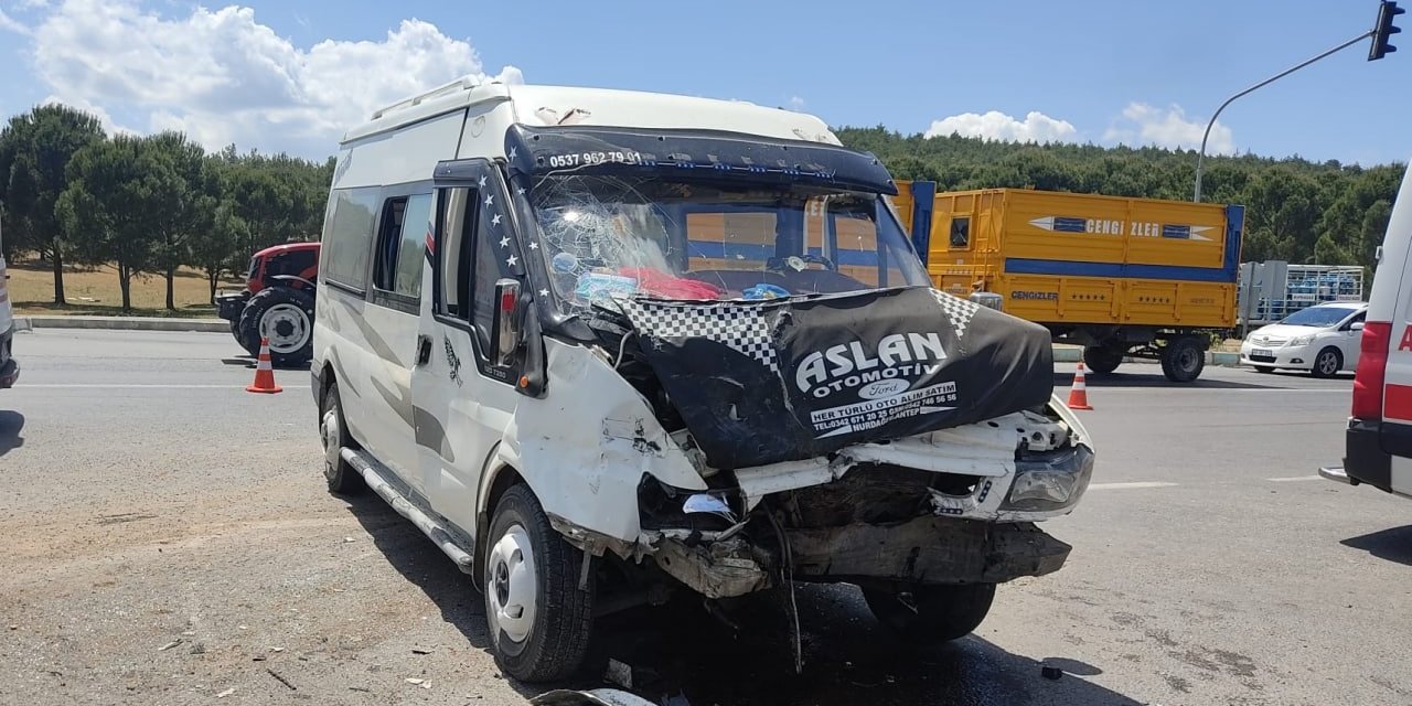 Kahramanmaraş’ta minibüs ile hafif ticari araç çarpıştı: 7 yaralı