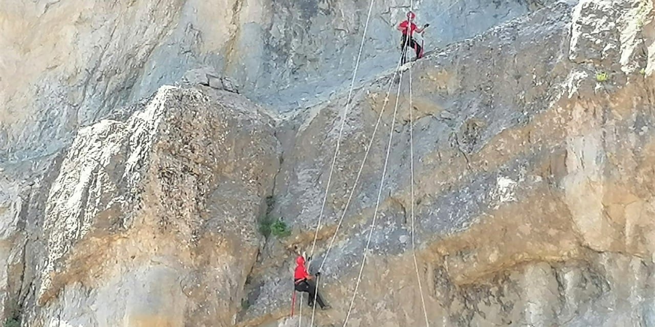 Kayalıklarda mahsur kalan keçileri jandarma kurtardı