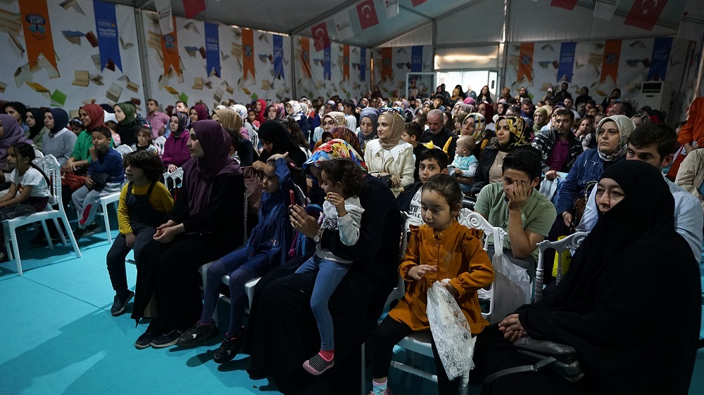 hatice-kubra-tongar-soylesi-ve-imza-gunu-3.jpg