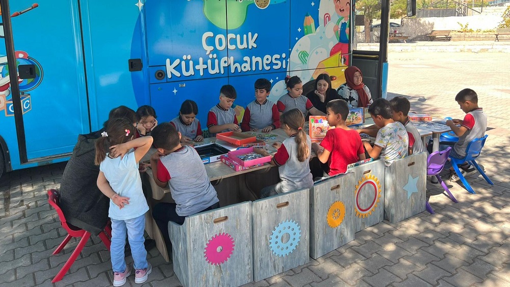 mobil-cocuk-kutuphanesi-1.jpg